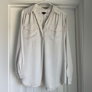 Ann Taylor Long Sleeve Camp Shirt in Mixed Dot in ivory/black - L